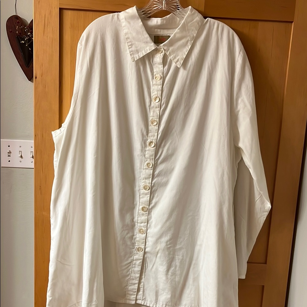 Women’s long sleeve blouse, made by tulip.